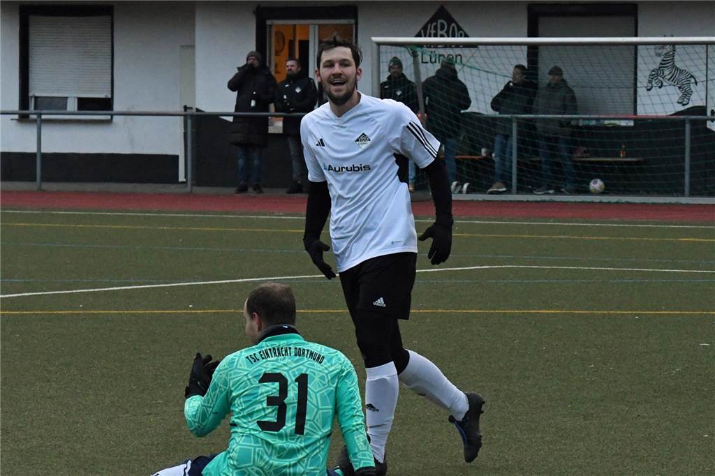 VfB Lünen rappelt sich nach 0:3-Rückstand auf Robin Hagenmeyer lächelt, nachdem er ein Tor geschossen hat.