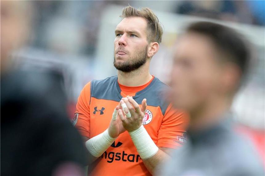 Himmelmann bleibt bei St. Pauli Nummer eins Robin Himmelmann bleibt im Tor vom FC St. Pauli die Nummer eins. Foto: Daniel Bockwoldt
