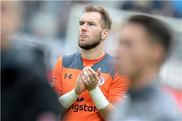 Robin Himmelmann bleibt im Tor vom FC St. Pauli die Nummer eins. Foto: Daniel Bockwoldt
