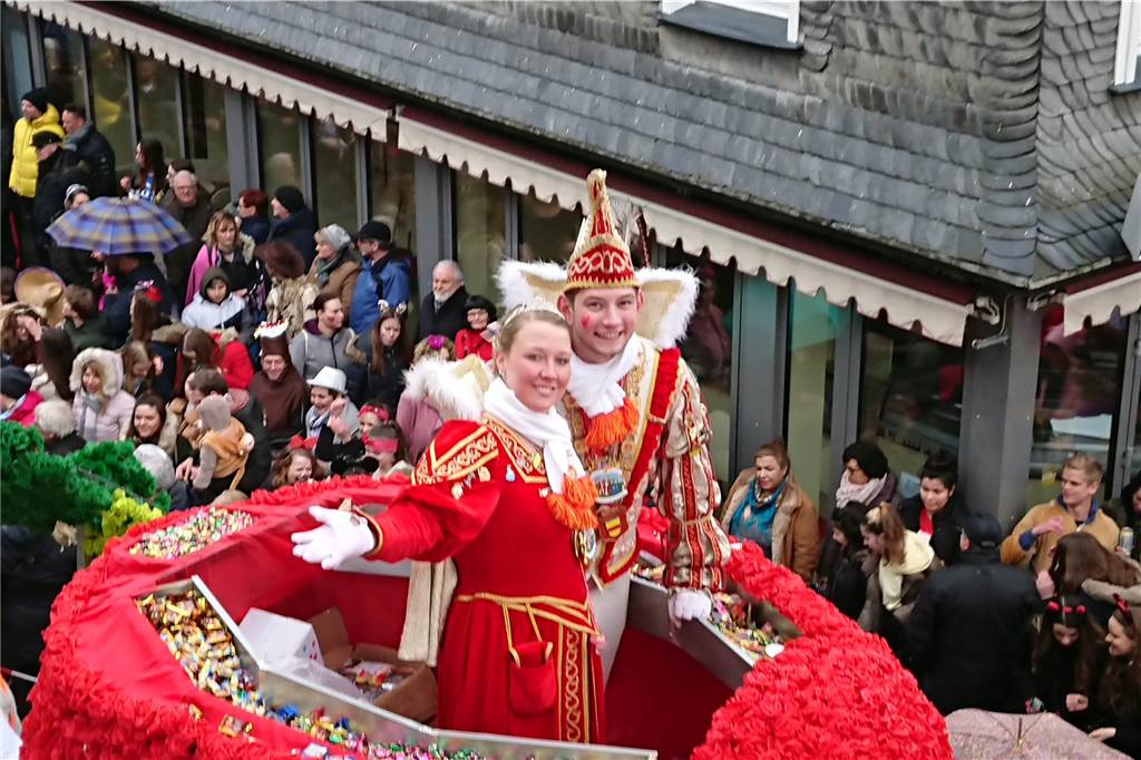 Auf dem Rosenmontagszug schrie sich das Werner Prinzenpaar die Stimme aus dem Leib Robin I. und Theresa I. bildeten in einem Meerjungfrauenwagen das Schlusslicht des Rosenmontagsumzuges.