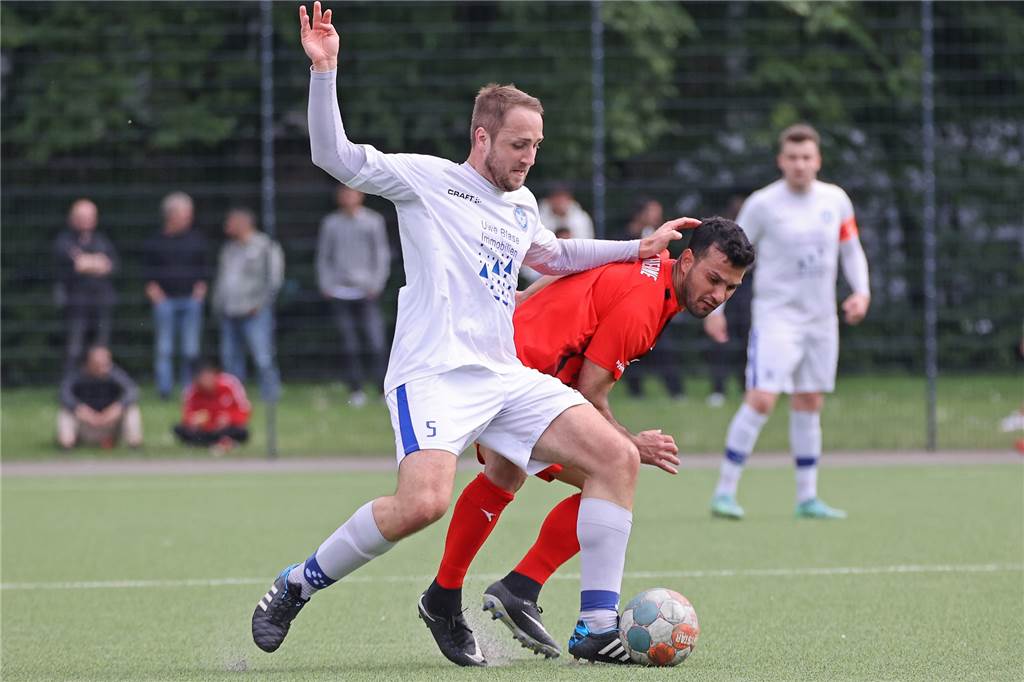 Arminia Ickern verliert kurz vor Ende der Wechselfrist Neuzugänge und Antreiber Robin Jasik (weißes Trikot) hat aus seinem Wechsel zur Arminia Ickern einen Transfer zum VfB Habinghorst gemacht.