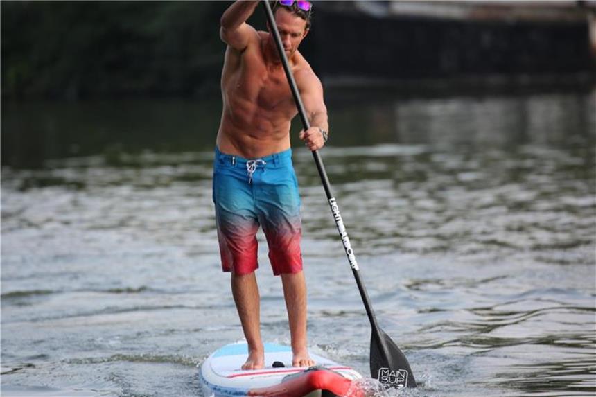 Stand-Up-Paddling fordert den ganzen Körper Robin Kassel arbeitet nebenberuflich als SUP-Trainer unter anderem in Frankfurt am Main. Foto: Dirk Möser