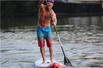 Robin Kassel arbeitet nebenberuflich als SUP-Trainer unter anderem in Frankfurt am Main. Foto: Dirk Möser