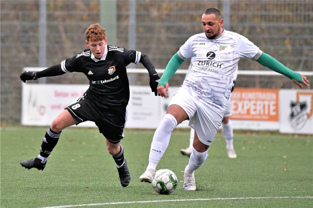 TSV Raesfeld und SV Lembeck nutzen die Vorlage: Sechs-Punkte-Polster für die Winterpause Robin Kordes (l.) und der SV Lembeck beherrschten die Partie gegen Kujtim Arifaj (r.) und Grün-Weiß Barkenberg eindeutig.