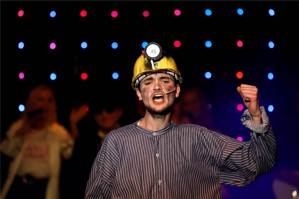 Radio Ruhrpott und das große Ziel: Aufführungen an jedem Wochenende Robin Lindemann, ebenso Kamener, der dem Musical eine künstlerische Note verleiht. Von dem 20-köpfigen Ensemble kommen fünf aus dem Kreis Unna.