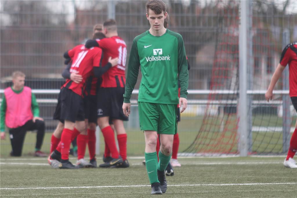 SuS Olfen erlebt bei Union Lüdinghausen ein Debakel Robin Maikötter geht in Richtung Anstoßpunkt, im Hintergrund feiert Union den Treffer zum 4:1.