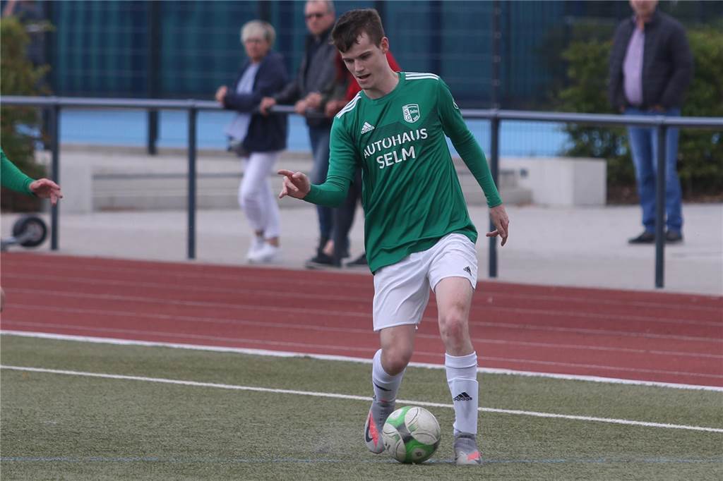 SuS Olfen präsentiert zweiten Neuzugang – wieder von der SG Selm Robin Maikötter führt den Ball.