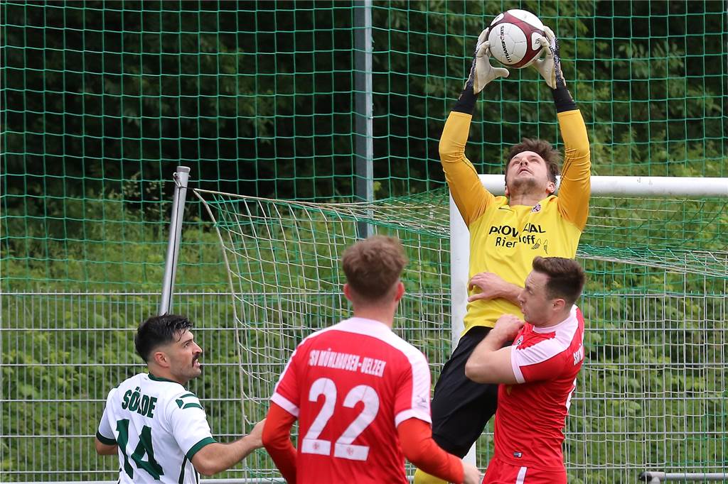 VfR-Coach analysiert Patzer gegen Mühlhausen, SSV widerspricht: „Die haben kläglich vergeben“ Robin Mesewinkel-Risse (r.) rettet vor Ertugrul Aksoy (l.).