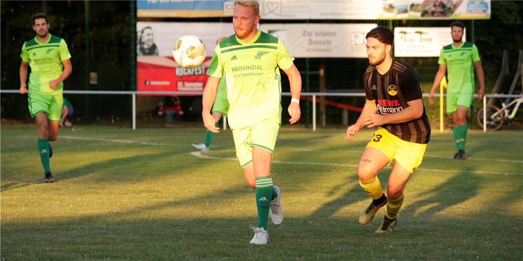 Erst nervös, dann forsch: SV Bausenhagens Neuzugang Robin Pfahl geigt Ex-Coach Blum die Meinung Robin Pfahl (l.) traf mit seinem neuen Verein, SV Bausenhagen, erstmals auf seinen Ex-Club, den SuS Kaiserau um Tillmann Siebert.