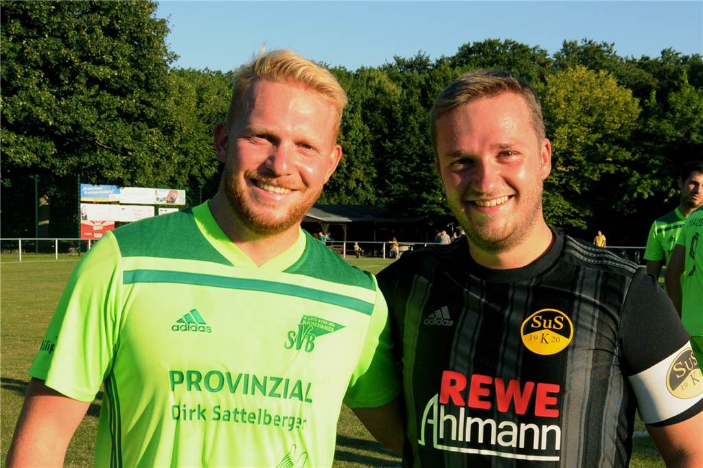 Erst nervös, dann forsch: SV Bausenhagens Neuzugang Robin Pfahl geigt Ex-Coach Blum die Meinung Robin Pfahl (l.) und Jannik Wyborny grinsten vor dem Anpfiff in die Kamera. Auf dem Platz herrschte eine freundschaftliche Atmosphäre.