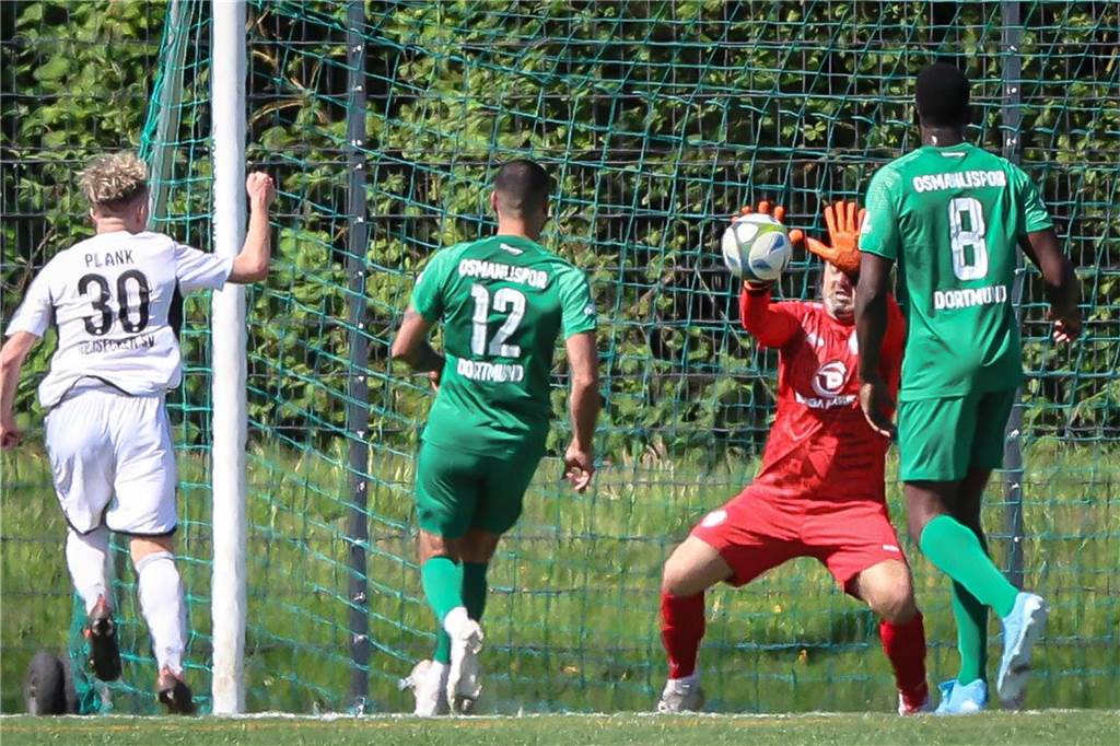 Geisecker SV enttäuscht bei Osmanlispor - und feiert: Klassenerhalt ist unter Dach und Fach Robin Plank prüft in dieser Szene den Osmanlispor-Torwart.