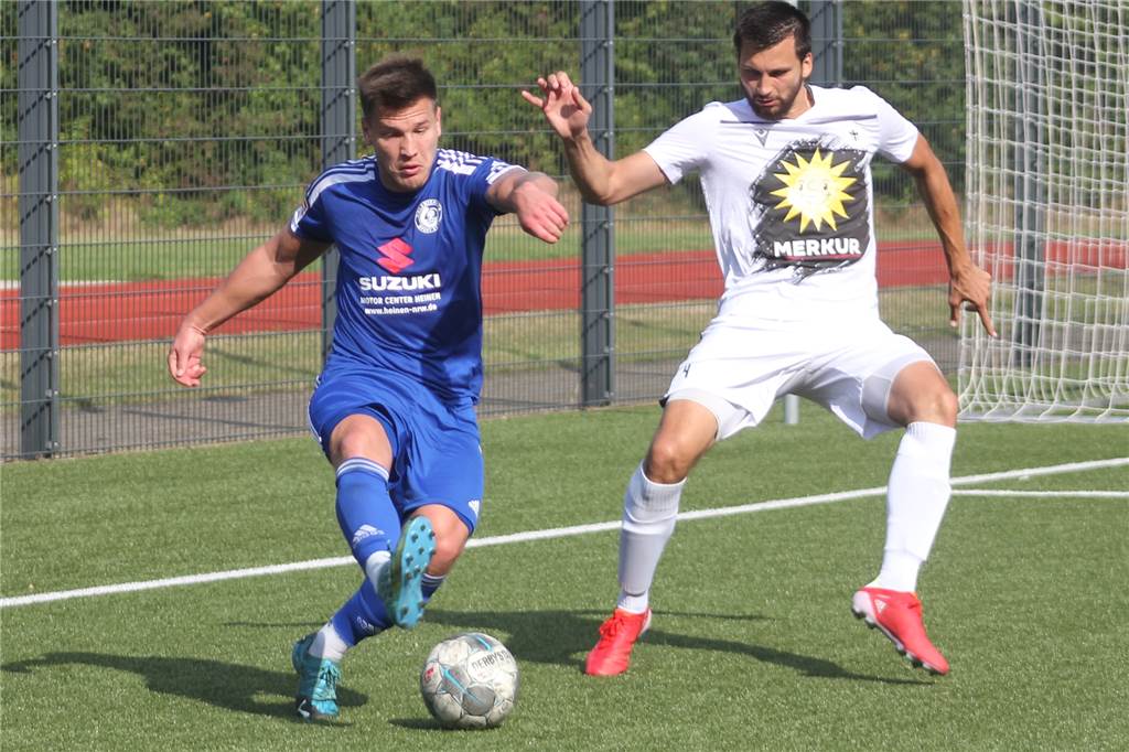 Warum verkauft das Fußballmagazin „Kicker“ Holzwickedes Robin Schultze an Tasmania Berlin? Robin Schultze (l.) im HSC-Trikot - spielt der Holzwickeder inzwischen für Tasmania Berlin?