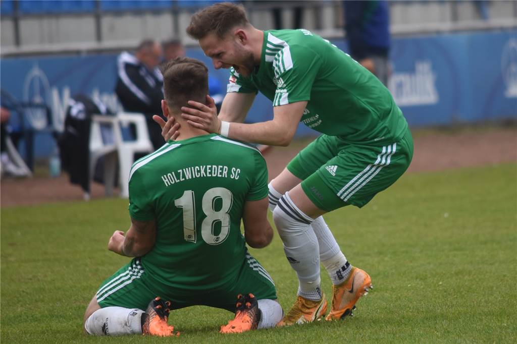 Kabinenparty und Ekstase auf dem Rasen: Holzwickeder SC feiert den ersten Heimsieg Robin Schulze trifft zum 2:1, Vorbereiter Leon Gensicke gratuliert.