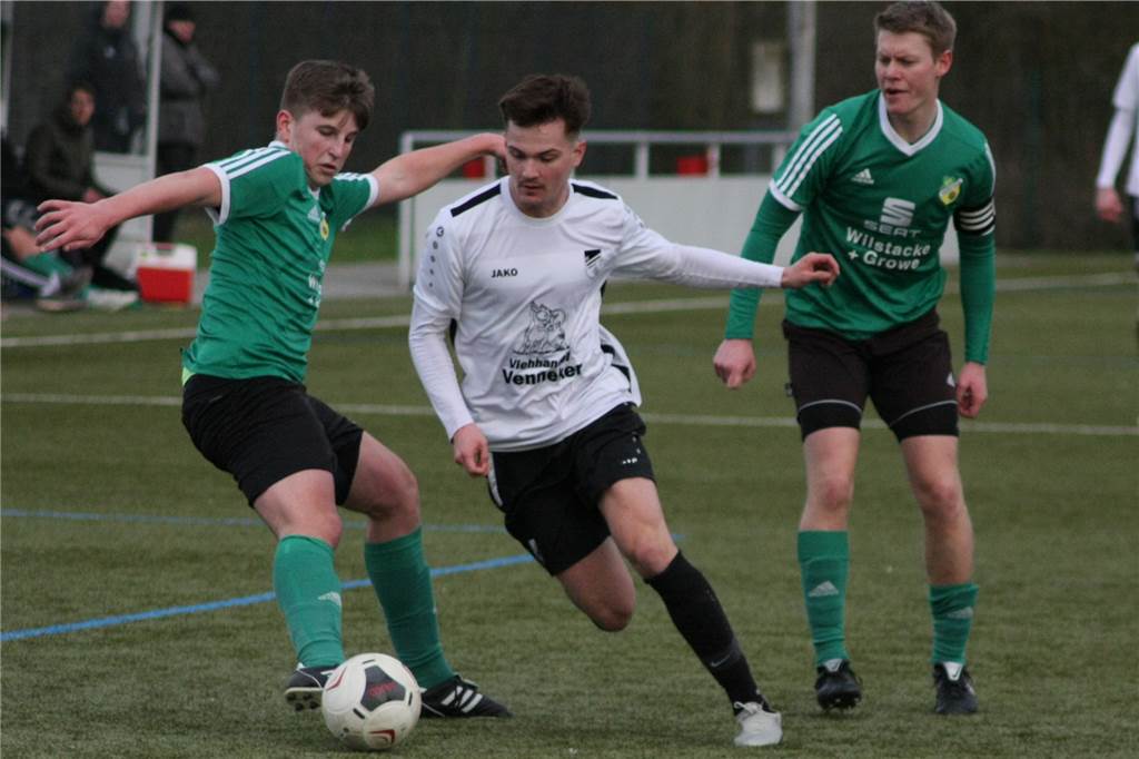 FC Nordkirchen mit Glanzleistung gegen „Kloppertruppe“ aus Merfeld Robin Schwick (2.v.l.) spielte die Merfeld-Verteidigung oft schwindelig.