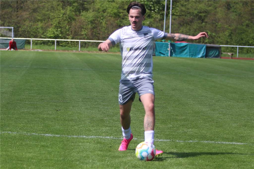 Dämpfer im Aufstiegsrennen: FC Nordkirchen lässt gegen SuS Neuenkrichen federn Nordkirchens Robin Schwick treibt den Ball übers Spielfeld.