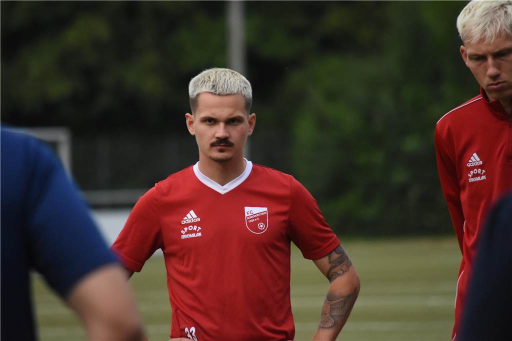 Robin Schwick ist weiterhin blond – eine „Nachwirkung“ der Aufstiegsfeierlichkeiten.