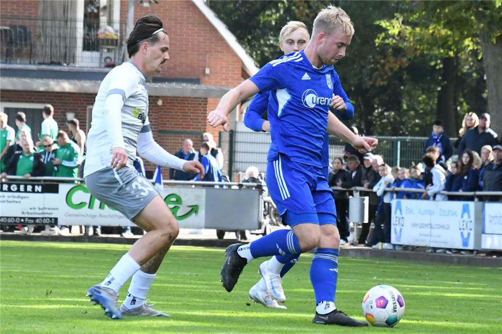 Kuriose Fanfreundschaft zwischen FC Nordkirchen und Vorwärts Epe III Robin Schwick vom FC Nordkirchen verfolgt einen Gegenspieler.