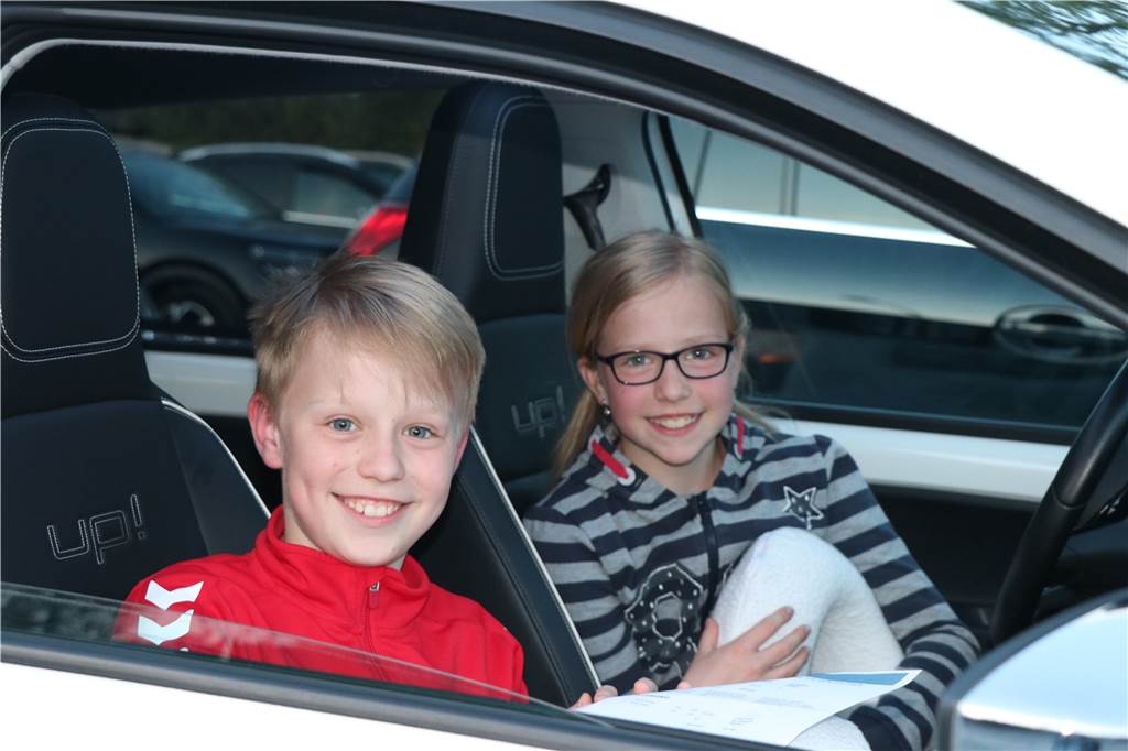 Robin und Finja freuen sich schon auf den Film. Aber fast genauso toll finden sie es, im Auto vorne sitzen zu dürfen.