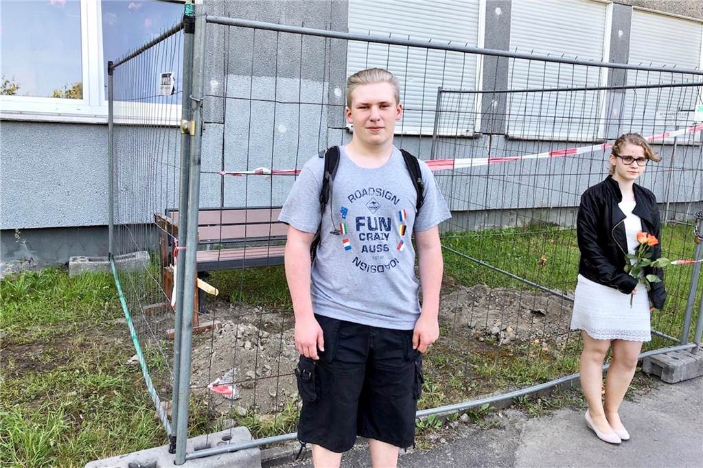 Der traurigste Schulhof Dortmunds wird endlich fröhlicher Robin und Jenni wollten am letzten Schultag die Bänke ausprobieren. Daraus wurde dann am Ende doch nichts.