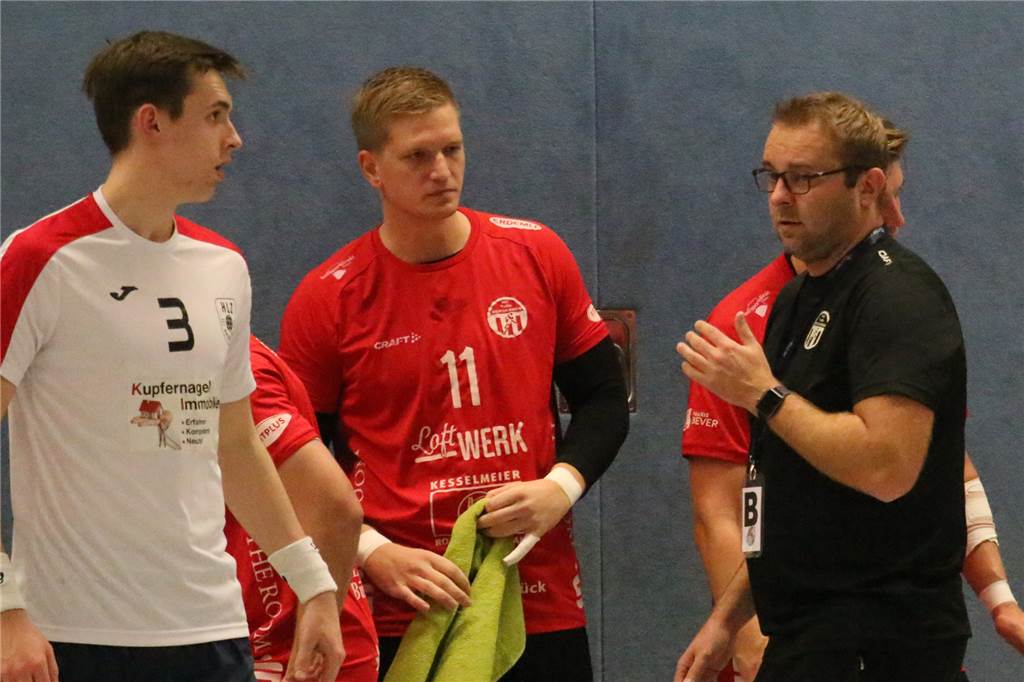 Trotz Niedserlage: SuS Oberaden gewinnt Urgestein vom HC TuRa Bergkamen Robin Webers (M.) hat den HC TuRa Bergkamen und Trainer Thomas Rycharski (r.) verlassen und wechselt zum Stadtrivalen SuS Oberaden.