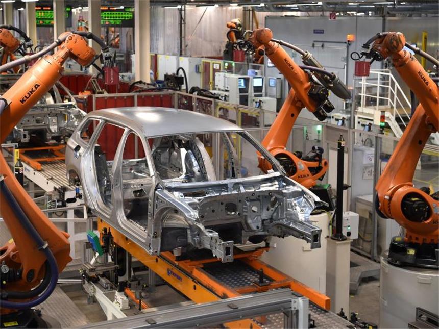 Digitalisierung kann Job-Schwund in der Autobranche bremsen Roboter arbeiten im Volkswagen Werk in Emden an einer Karoserie. Foto: Carmen Jaspersen