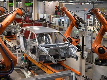Roboter arbeiten im Volkswagen Werk in Emden an einer Karoserie. Foto: Carmen Jaspersen
