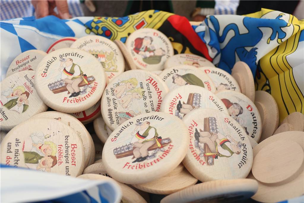 Darum gehen diese echten Bayern lieber auf das Werner als auf das Münchner Oktoberfest Robuste Bierdeckel aus Holz: Das Ehepaar Hora verkauft Bierdeckel, auf denen witzige Sprüche zu lesen sind, während des Festes. Vier Euro kostet ein Deckel, der genau auf eine Maß Bier passt.