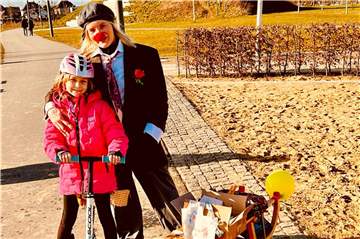 Robyn Madjar und Anja Bier-Holterbork alias Clown Banane: die Hauptakteure des kleinsten Karnevalsumzugs Selms.