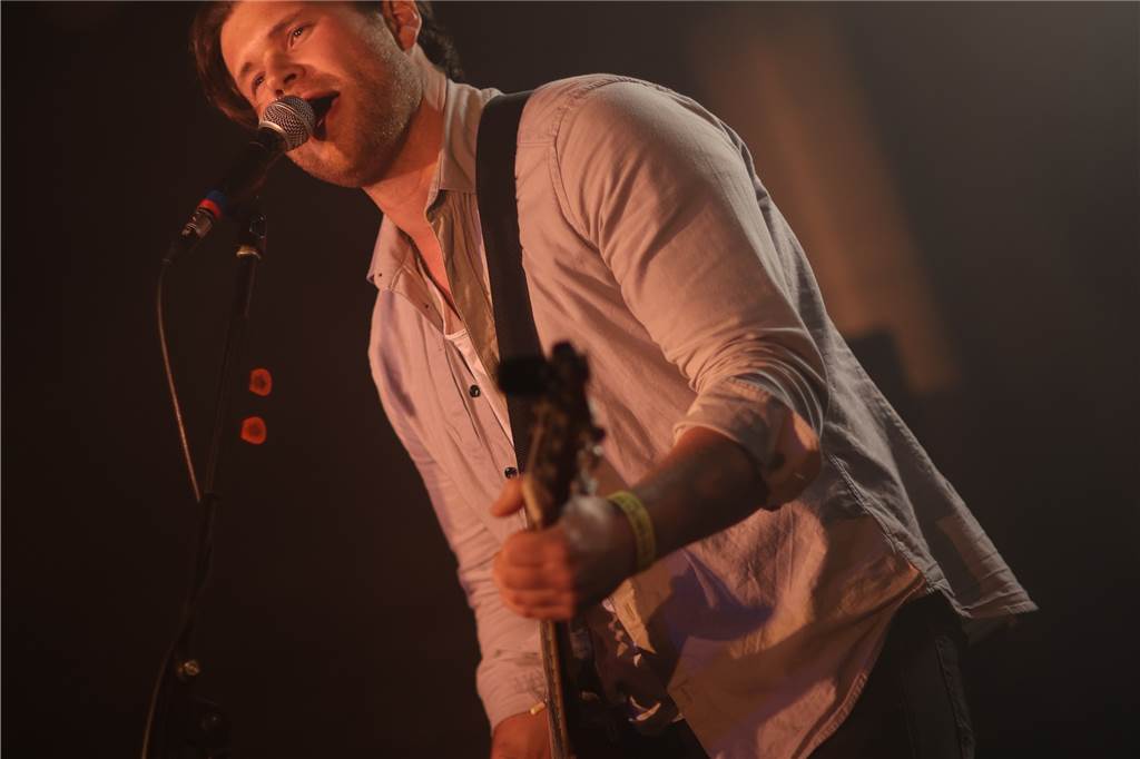 Rockmusik auf der Bühne. 