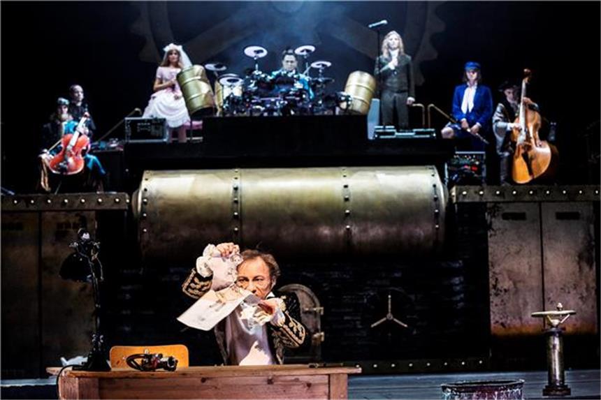 Zaubertheater im chaotischen Räderwerk Rockmusik und Sinfonik verschmelzen in der Steampunk-Oper ?Klein Zaches?.