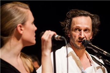 Rockpoet Jürgen Sarkiss mit Janna Horstmann beim Dylan-Abend im Theater Oberhausen.