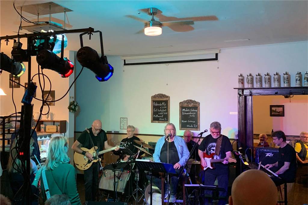 Großes Engagement für neue Tafel-Filiale: Viele wollen bei der Ausgabe helfen Die Donnerstagabend-Band bei einem kleinen Benefiz-Konzert für die Tafel in der "Alten Post"