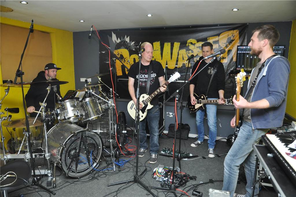 Rockwasser feiert 15. Geburtstag mit Konzert in der Fabrik Coesfeld Rockwasser bei ihrer Probe im Proberaum im Frettholt in Asbeck.