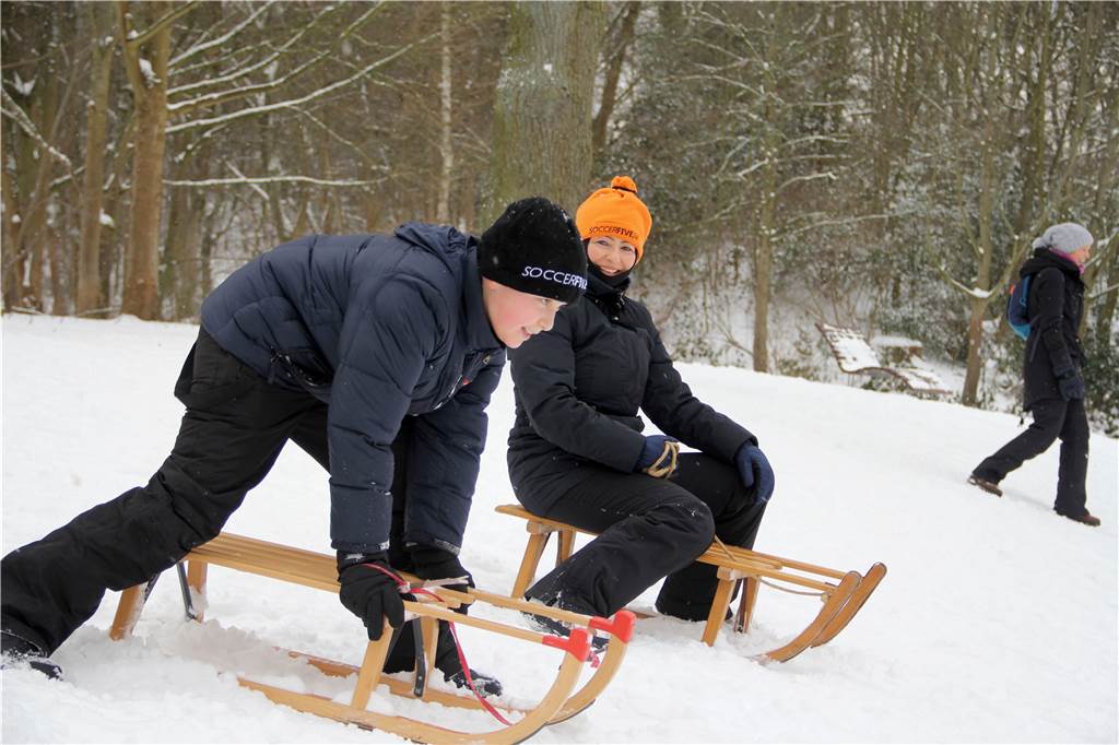 Schnee-Chaos: Für die einen Winter-Wunderland, für die anderen Mühsal Rodelspaß im Goldschmiedingpark: Hier kamen einige Leute am Montag zusammen, um die Schlitten sausen zu lassen.