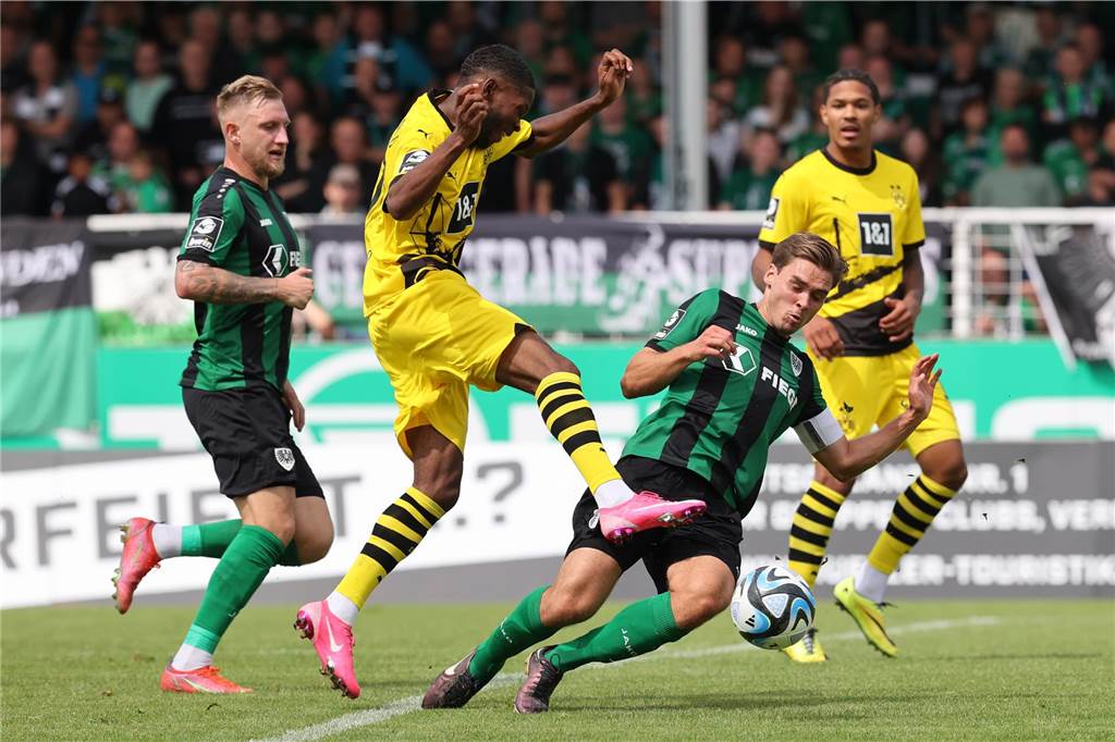 BVB-U23 startet bei Preußen Münster in die neue Saison: 3. Liga im Live-Ticker Rodney Elongo-Yombo schießt den Ball.