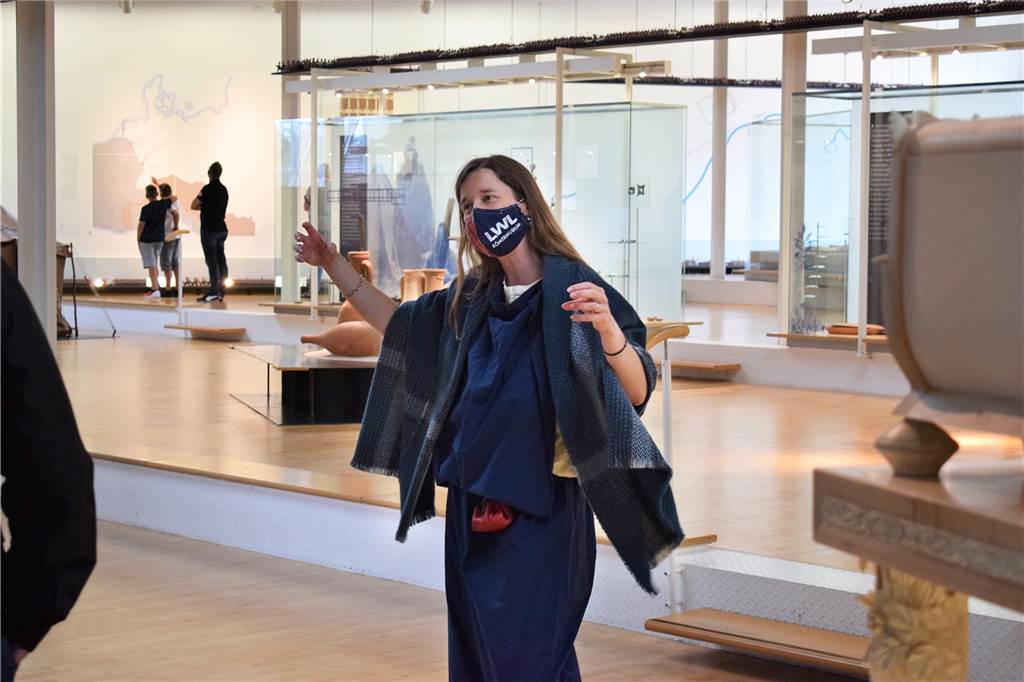 Auf den Spuren der Legionäre - ein Besuch im Römermuseum in Haltern Römer-Checkerin Julia Großekathöfer ist in Sachen römische Geschichte bestens informiert. Sie steht für Fragen der Besucher zur Verfügung.