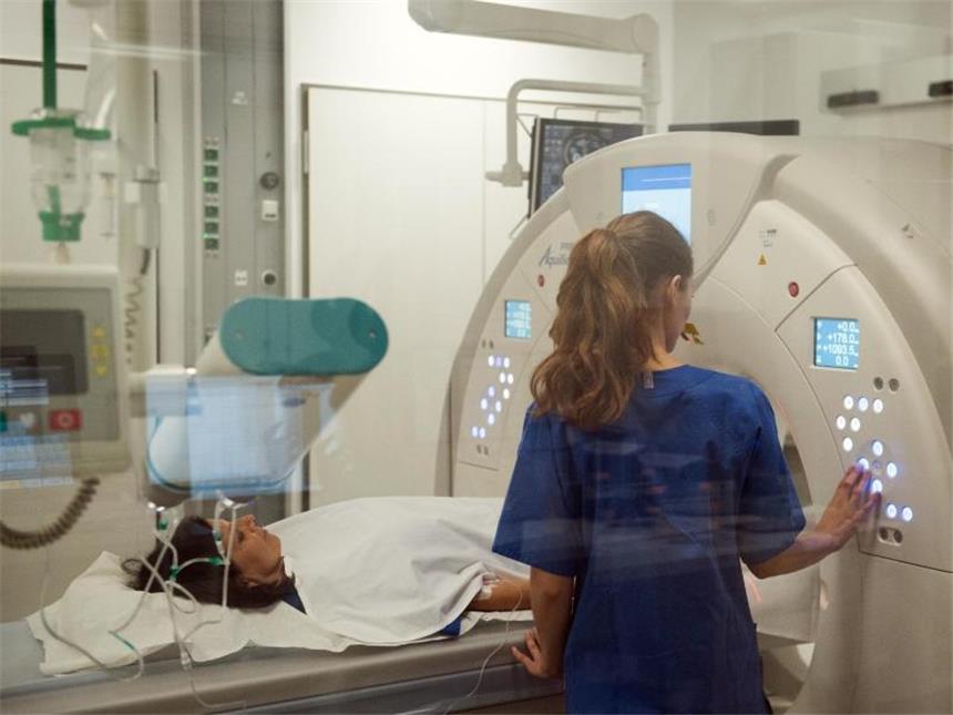 Röntgen, Strahlentherapie oder Nuklearmedizin: Medizinisch-technische Radiologieassistenten durchleuchten den Körper ihrer Patienten, um Krankheiten sichtbar zu machen. Foto: Lino Mirgeler/dpa-tmn