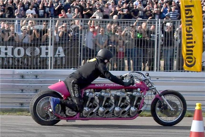 Volles Rooäää: Comiczeichner Brösel kesselt los Rötger „Brösel“ Feldmann auf seinem Red Porsche Killer“ Dragster auf dem Flughafengelände in Hartenholm. Foto: Carsten Rehder
