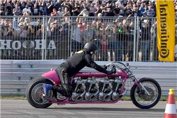 Rötger „Brösel“ Feldmann auf seinem Red Porsche Killer“ Dragster auf dem Flughafengelände in Hartenholm. Foto: Carsten Rehder