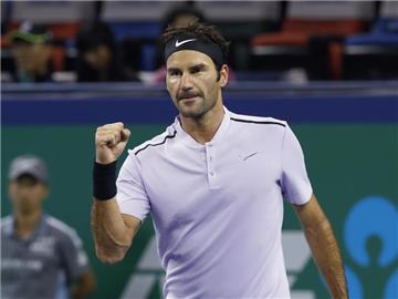Roger Federer besiegte Juan Martin del Potro in Shanghai mit 3:6, 6:3, 6:3 und trifft im Finale auf Rafael Nadal. Foto: Andy Wong