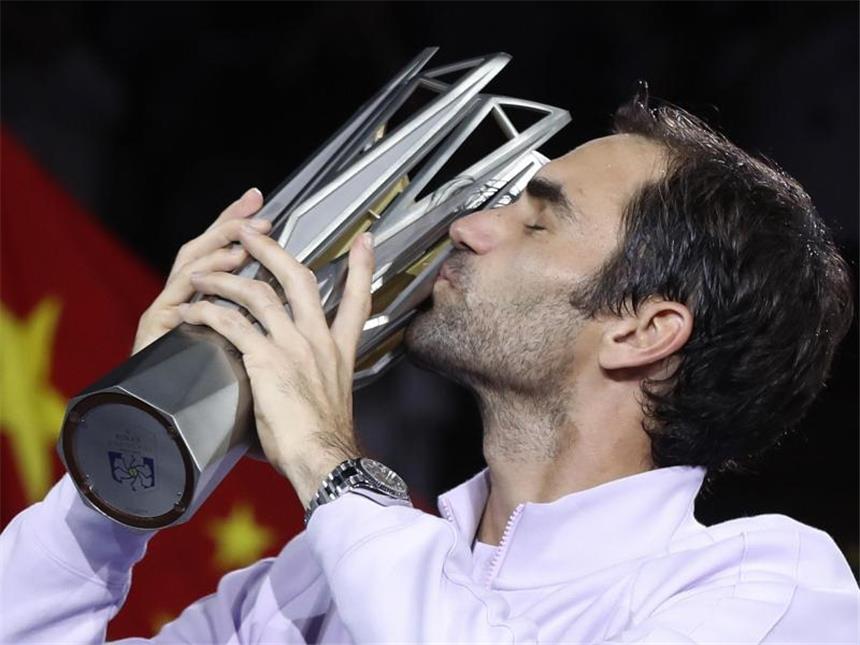 Federer in Shanghai stärker als Nadal Roger Federer küsst bei der Siegerehrung des Shanghai Masters Turnier in Shanghai den Pokal. Foto: Andy Wong