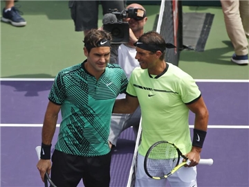 Roger Federer (l) und Rafael Nadal stehen nach dem Finale in Miami wieder in den Top 5 der Weltrangliste. Foto: Wilfredo Lee