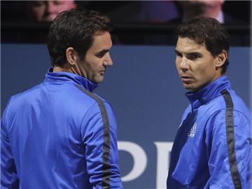 Roger Federer (l) und Rafael Nadal unterhalten sich in Prag während des neu geschaffenen Laver Cups. Foto: Petr David Josek