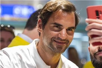 Roger Federer lässt sich mit einem Fan während einer Autogrammstunde fotografieren. Foto: Patrick Huerlimann/KEYSTONE