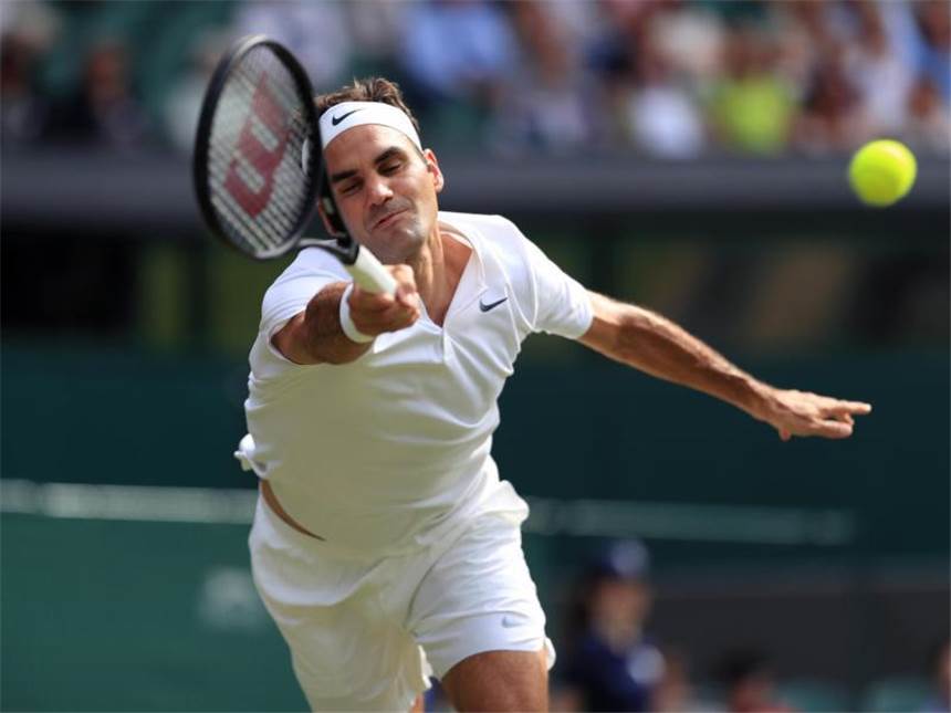 Federer und Djokovic in Wimbledon in Runde zwei Roger Federer profitiert beim Stand von 6:3, 3:0 von der Aufgabe seines Gegners aus der Ukraine. Foto: Adam Davy