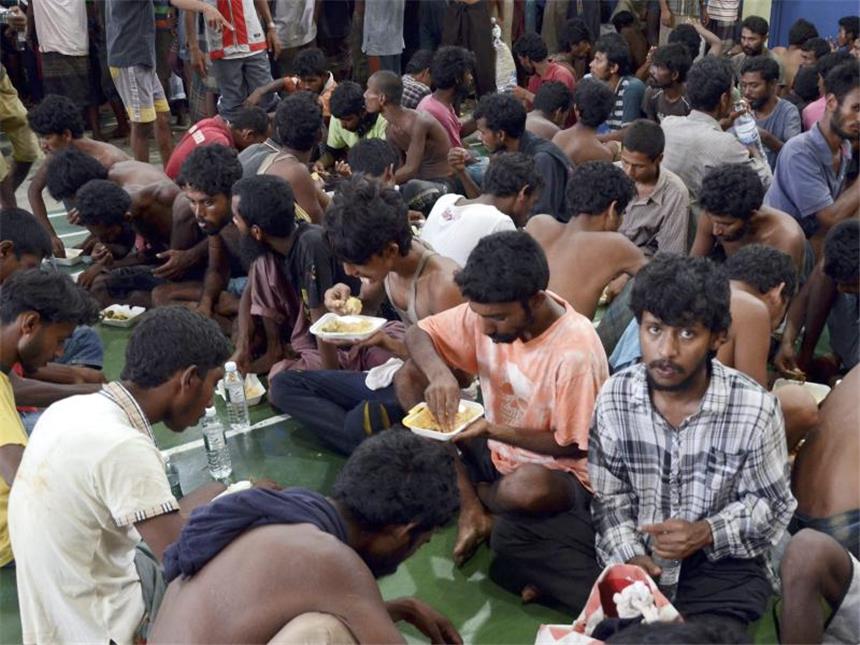 Schiffbrüchige Rohingya-Flüchtlinge dürfen an Land Rohingya aus Myanmar und Bangladesch in einer Polizeistation in Malaysia. Foto: EPA
