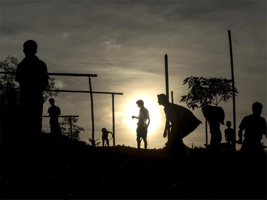 Rohingya-Flüchtlinge aus Myanmar bauen im Flüchtlingslager Thenkhali in Cox?s Bazar in Bangladesch eine Unterkunft. Foto: Km Asad