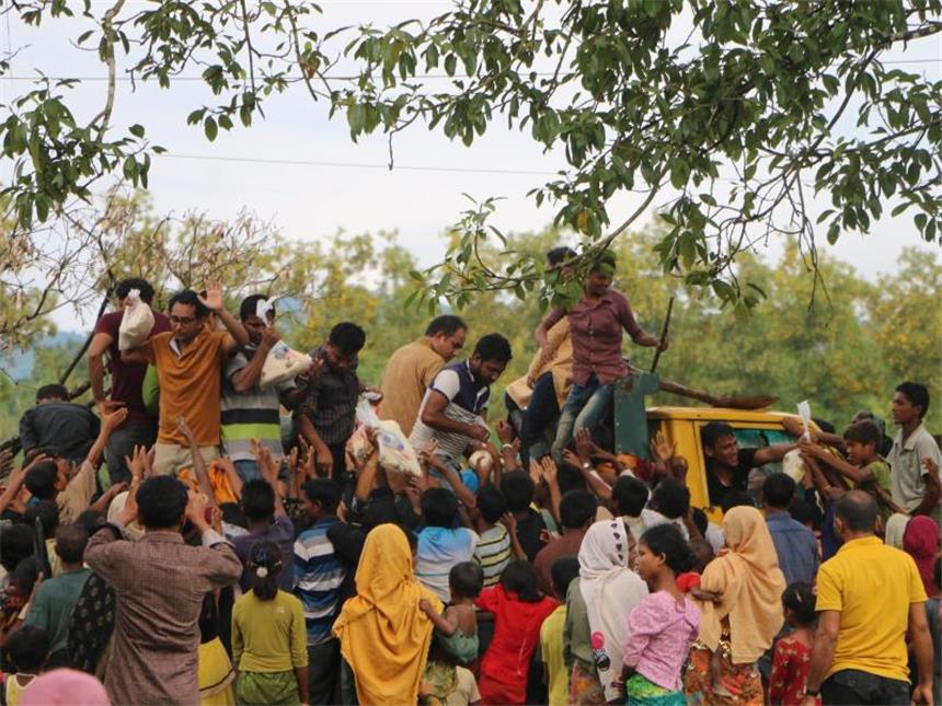 UN sehen ethnische Säuberung in Myanmar Rohingya-Flüchtlinge umringen einen Lastwagen mit Hilfsgütern. Foto: Nazrul Islam