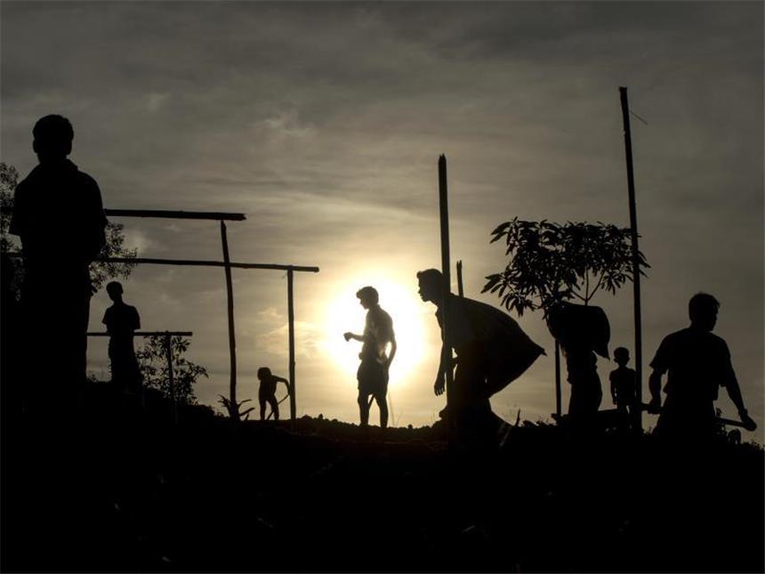 Rohingya-Flüchtlinge versuchen im Flüchtlingslager Thenkhali in Cox?s Bazar (Bangladesch) eine Unterkunft zu bauen. Foto: Km Asad