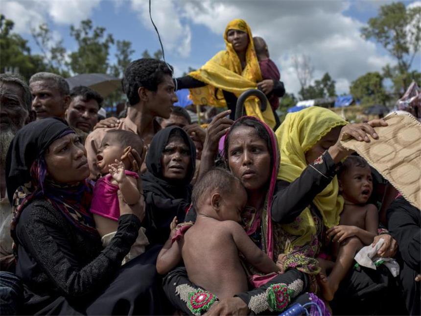 Rohingya-Flüchtlinge warten bei Cox?s Bazar in Bangladesch in einem Flüchtlingslager auf eine Essensration. Foto: Km Asad/ZUMA Wire